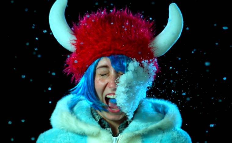 снежки в лицо видео, снежки в лицо в замедленной съемке, снежный расстрел, снежком в лицо