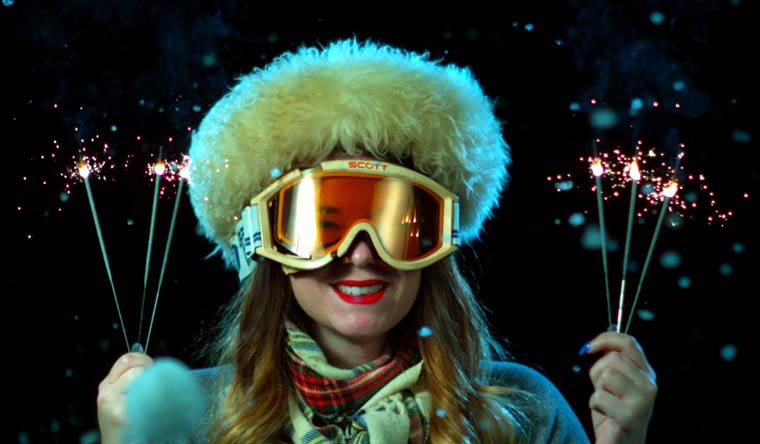 снежки в лицо видео, снежки в лицо в замедленной съемке, снежный расстрел, снежком в лицо