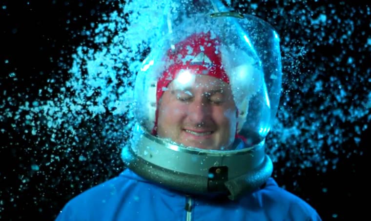 снежки в лицо видео, снежки в лицо в замедленной съемке, снежный расстрел, снежком в лицо