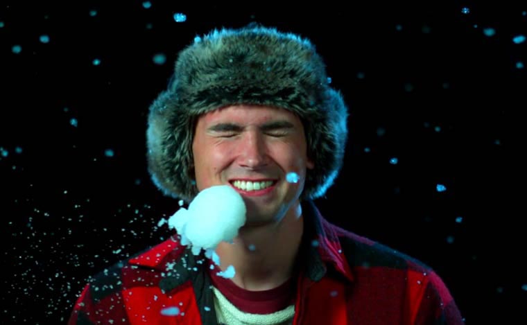 снежки в лицо видео, снежки в лицо в замедленной съемке, снежный расстрел, снежком в лицо