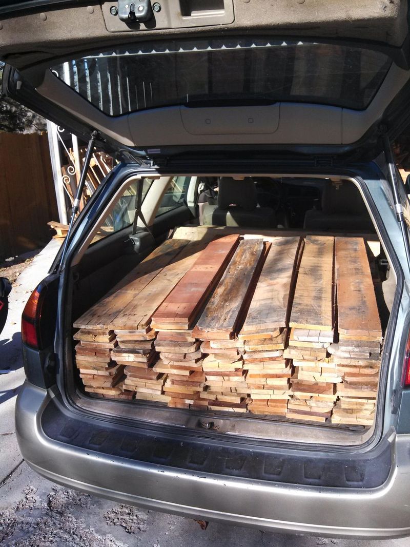 паркет из старых поддонов, семя превратила старые поддоны в паркет, паркетные доски из старых поддонов