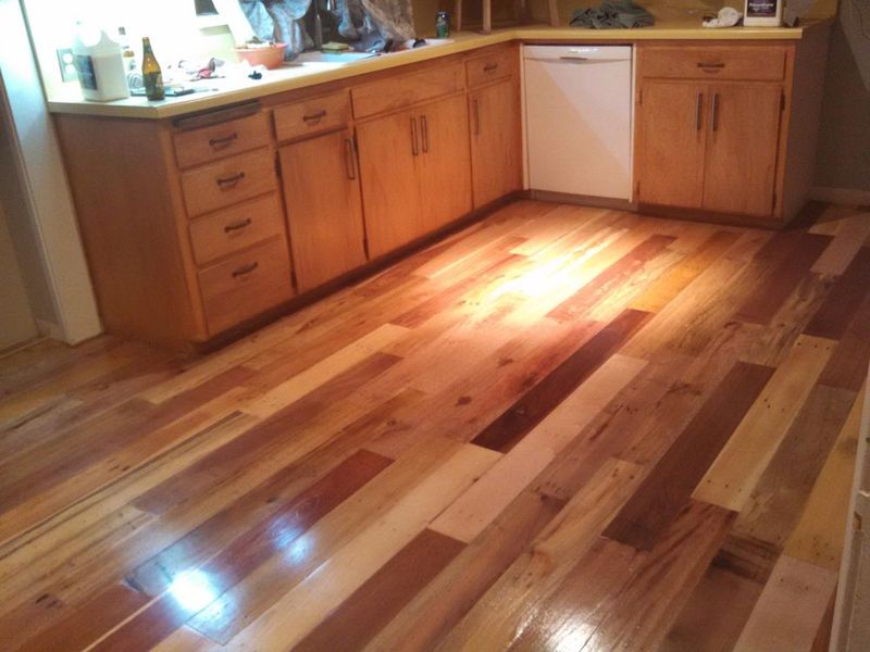 паркет из старых поддонов, семя превратила старые поддоны в паркет, паркетные доски из старых поддонов