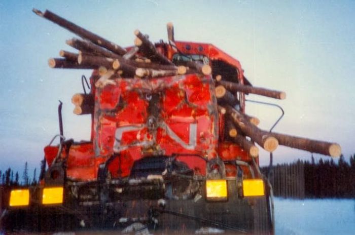 Поезд, против, грузовика с лесом, бревна, товарняк