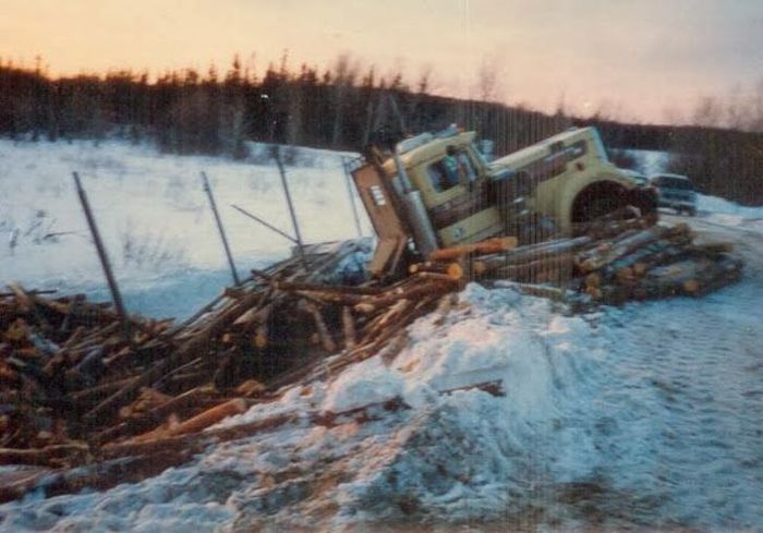 Поезд, против, грузовика с лесом, бревна, товарняк