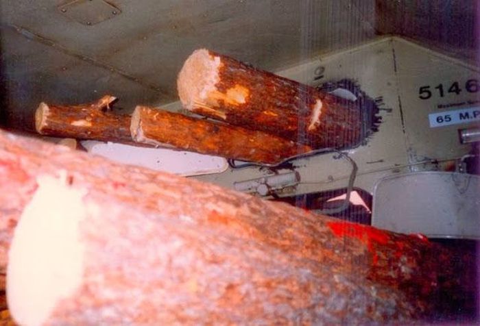 Поезд, против, грузовика с лесом, бревна, товарняк