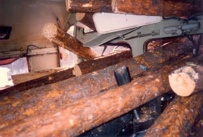 Поезд, против, грузовика с лесом, бревна, товарняк