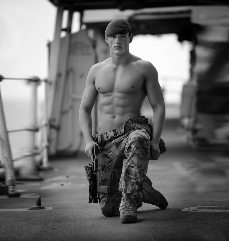 Фотосессия сексуальных морских пехотинцев для благотворительного календаря «Go Commando