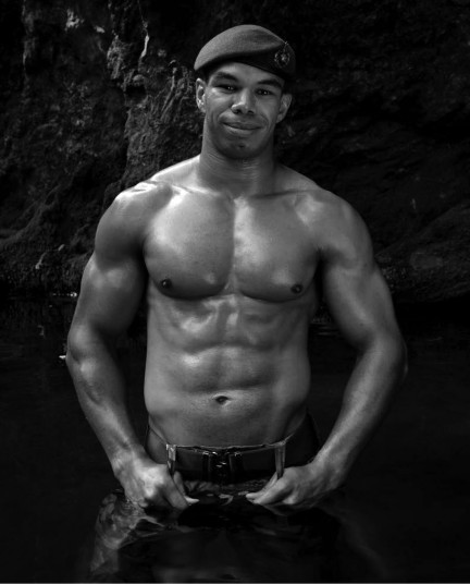 Фотосессия сексуальных морских пехотинцев для благотворительного календаря «Go Commando