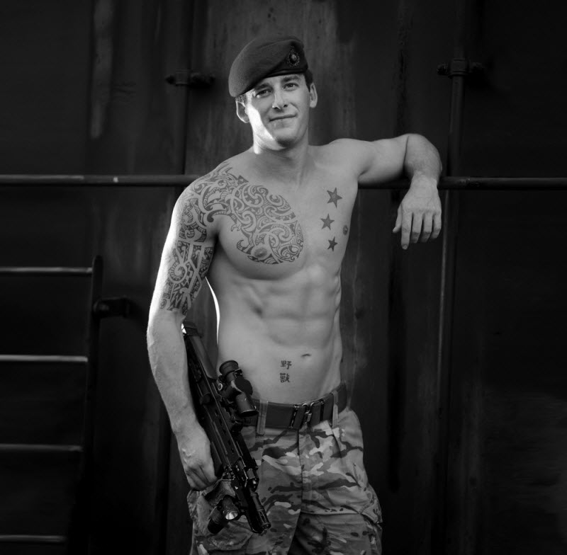 Фотосессия сексуальных морских пехотинцев для благотворительного календаря «Go Commando