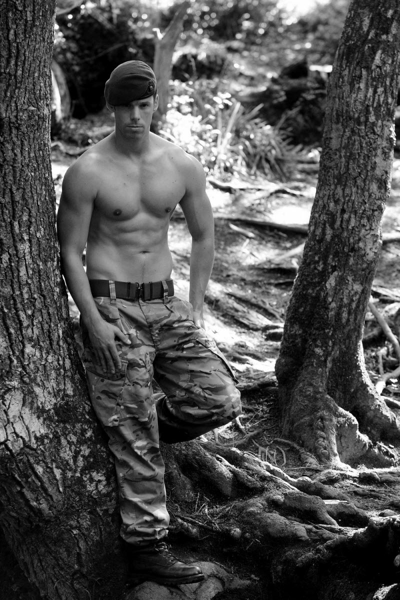 Фотосессия сексуальных морских пехотинцев для благотворительного календаря «Go Commando