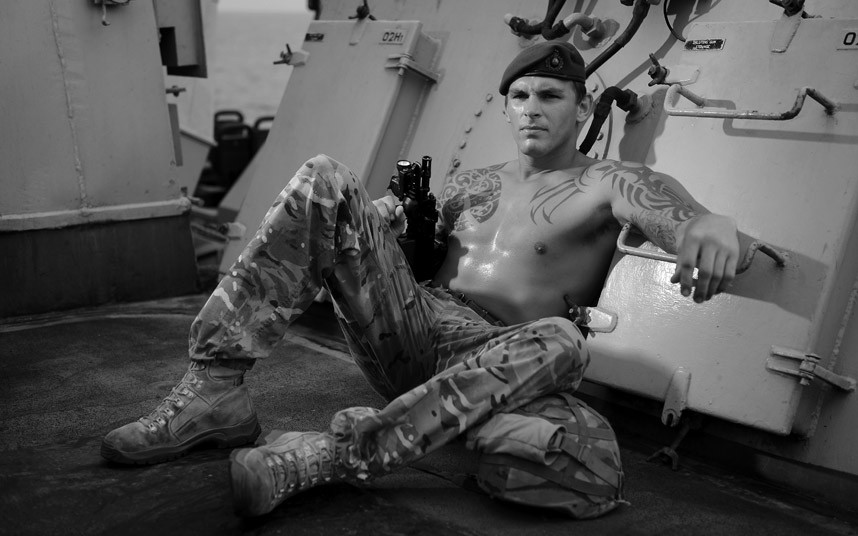 Фотосессия сексуальных морских пехотинцев для благотворительного календаря «Go Commando