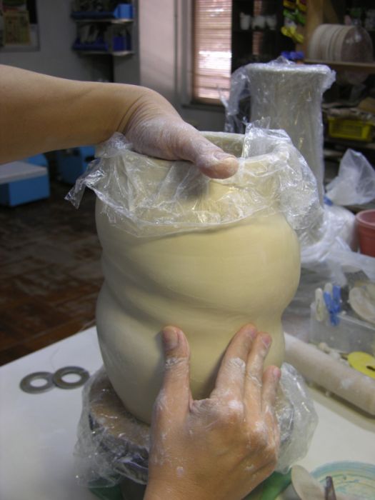 Изготовление керамической вазы, сосуд боли, скульптор Джонсон Цанг, Johnson  Tsang, мастер класс скульптор