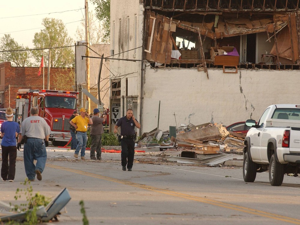 Разрушенные американские города после торнадо разрушенные дома после торнадо, торнадо американские дома, разрушения после торнадо США