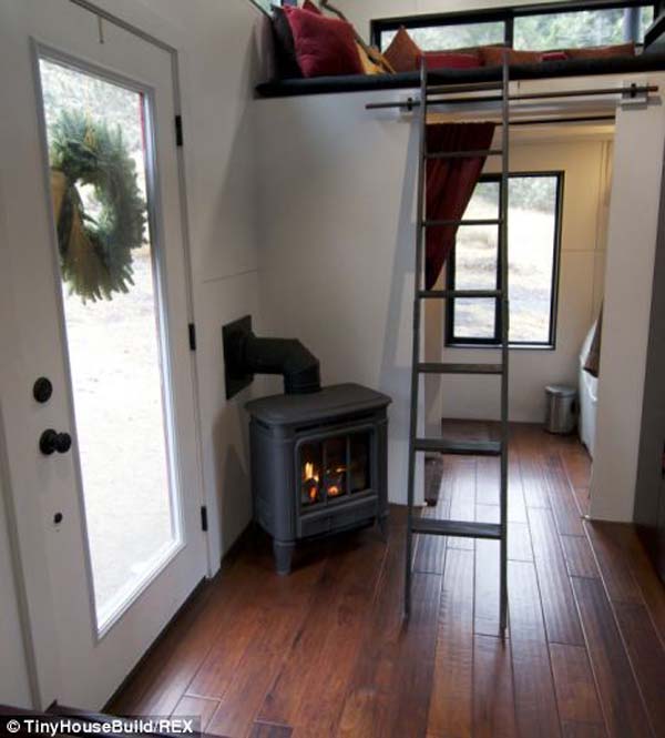 Семья устала от ипотечных счетов и построила свой дом всего за 22000 $ построили свой дом, бросили ипотеку и построили дом, семья построила дом 22000 долларов