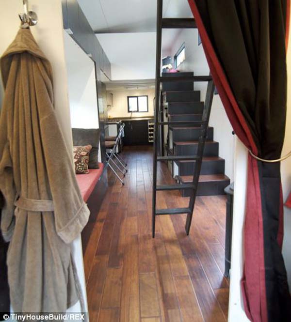 Семья устала от ипотечных счетов и построила свой дом всего за 22000 $ построили свой дом, бросили ипотеку и построили дом, семья построила дом 22000 долларов