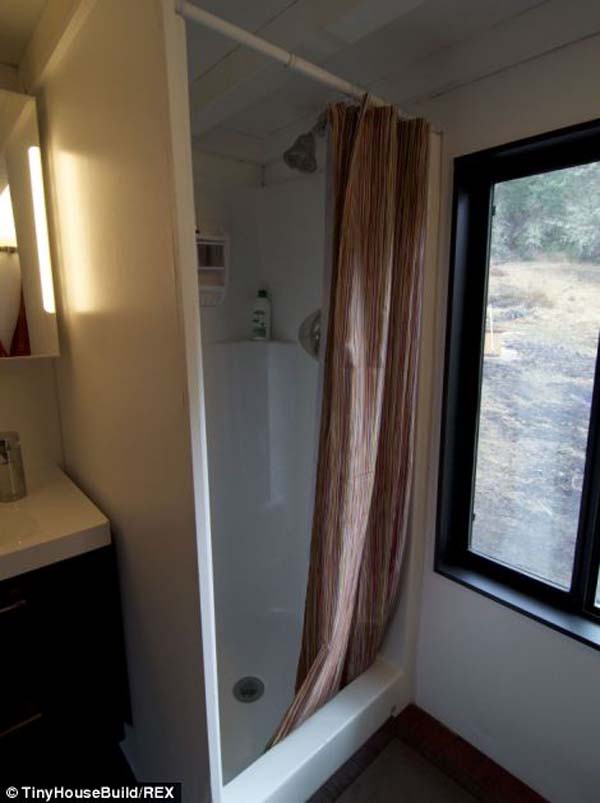 Семья устала от ипотечных счетов и построила свой дом всего за 22000 $ построили свой дом, бросили ипотеку и построили дом, семья построила дом 22000 долларов