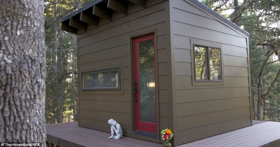 Семья устала от ипотечных счетов и построила свой дом всего за 22000 $ построили свой дом, бросили ипотеку и построили дом, семья построила дом 22000 долларов