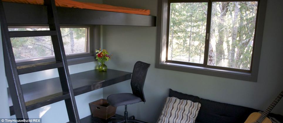 Семья устала от ипотечных счетов и построила свой дом всего за 22000 $ построили свой дом, бросили ипотеку и построили дом, семья построила дом 22000 долларов