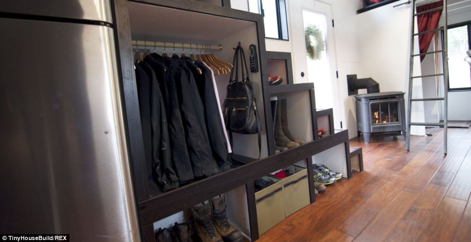 Семья устала от ипотечных счетов и построила свой дом всего за 22000 $ построили свой дом, бросили ипотеку и построили дом, семья построила дом 22000 долларов