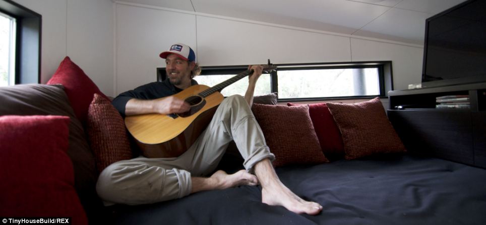 Семья устала от ипотечных счетов и построила свой дом всего за 22000 $ построили свой дом, бросили ипотеку и построили дом, семья построила дом 22000 долларов