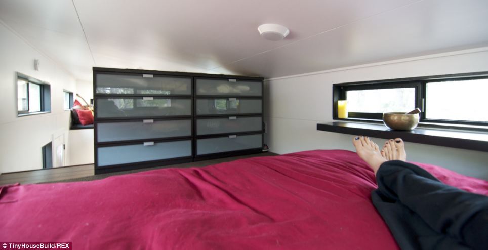 Семья устала от ипотечных счетов и построила свой дом всего за 22000 $ построили свой дом, бросили ипотеку и построили дом, семья построила дом 22000 долларов