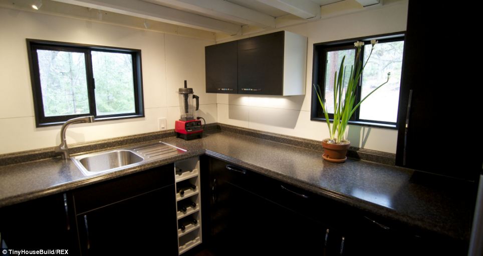 Семья устала от ипотечных счетов и построила свой дом всего за 22000 $ построили свой дом, бросили ипотеку и построили дом, семья построила дом 22000 долларов