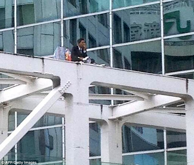 японец поджег себя, японец сжег на мосту, мужчина поджег себя Токио, японец сгорел на посту, поджегсебя  в знак протеста