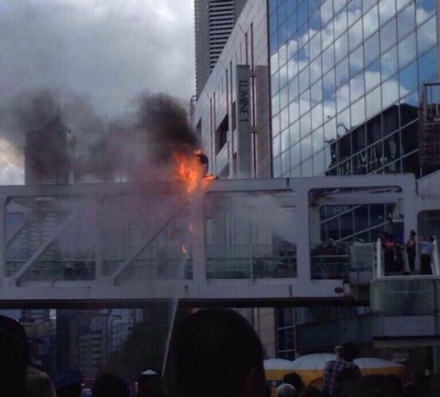 японец поджег себя, японец сжег на мосту, мужчина поджег себя Токио, японец сгорел на посту, поджегсебя  в знак протеста