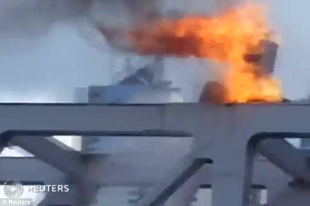 японец поджег себя, японец сжег на мосту, мужчина поджег себя Токио, японец сгорел на посту, поджегсебя  в знак протеста