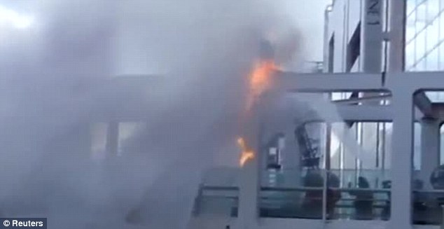 японец поджег себя, японец сжег на мосту, мужчина поджег себя Токио, японец сгорел на посту, поджегсебя  в знак протеста