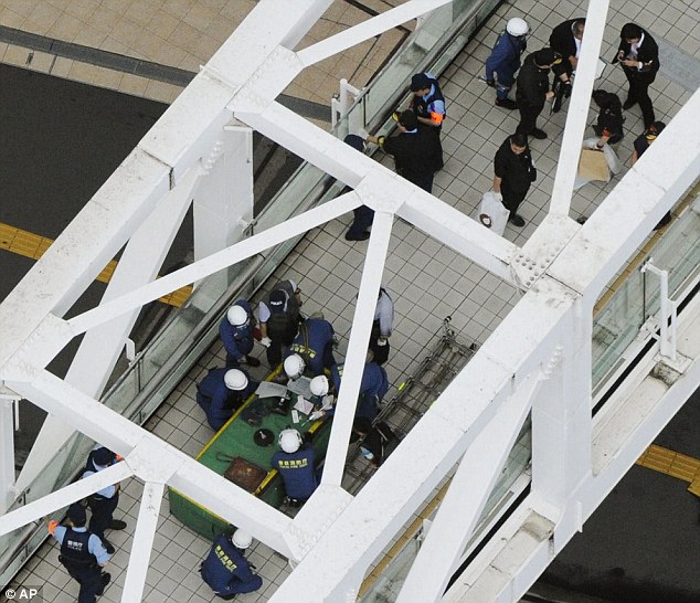 японец поджег себя, японец сжег на мосту, мужчина поджег себя Токио, японец сгорел на посту, поджегсебя  в знак протеста