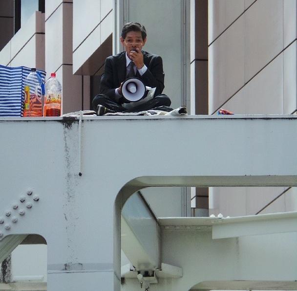 японец поджег себя, японец сжег на мосту, мужчина поджег себя Токио, японец сгорел на посту, поджегсебя  в знак протеста