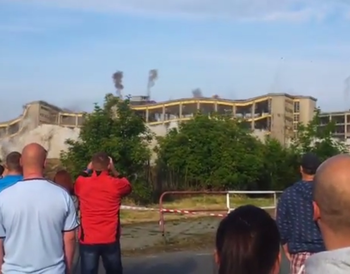 оператора не убило камнем, отлетел камень взрыв завода, взрыв завода в Чехии, завод камень не убило оператор