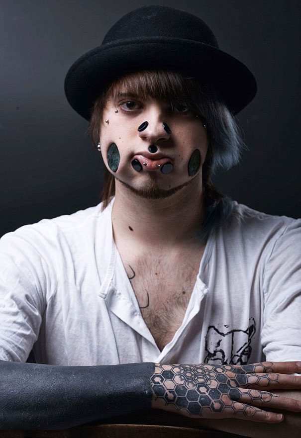 Джоэл Мигглер - парень, который вывел экстремальные модификации тела на новый уровень Джоэл Мигглер, Joel Miggler, тоннели в щеках, парень огромные дыры в щеках,