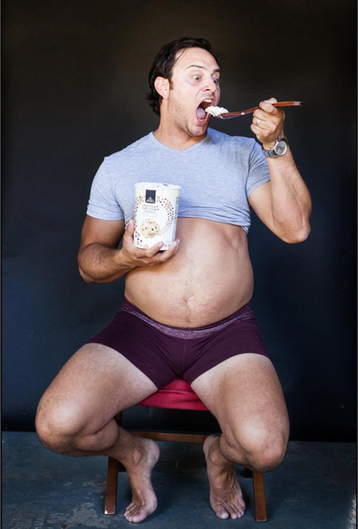 Беременная жена отказалась от фотосессии, поэтому муж позировал вместо неё муж занял место беременной жены, фотосессия мужа вместо беременной жены