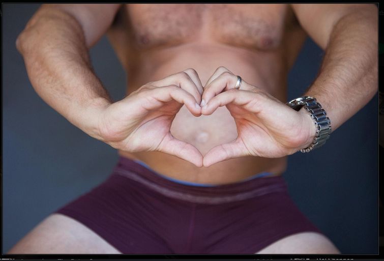 Беременная жена отказалась от фотосессии, поэтому муж позировал вместо неё муж занял место беременной жены, фотосессия мужа вместо беременной жены
