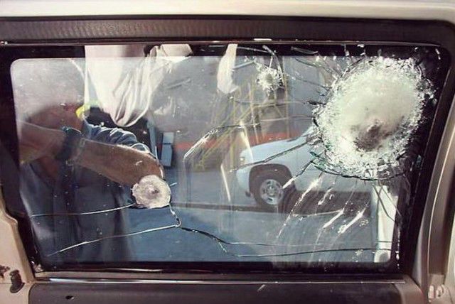 Бронированный автомобиль даже после превращения в решето, смог сохранить пассажиру жизнь Бронированный Jeep Cherokee, машина после покушения на Минерва Баутиста, Минерва Баутиста, Minerva Bautista