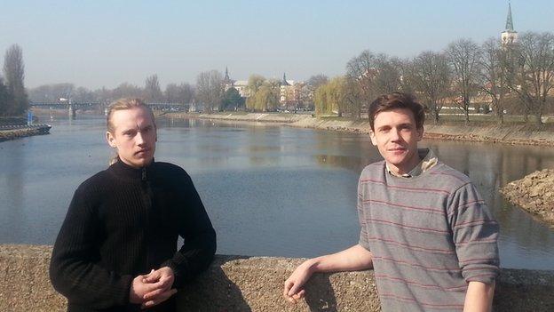 построили лодку из пластиковых бутылок, плот из пластиковых бутылок, Ян Кара, Якуб Бюра