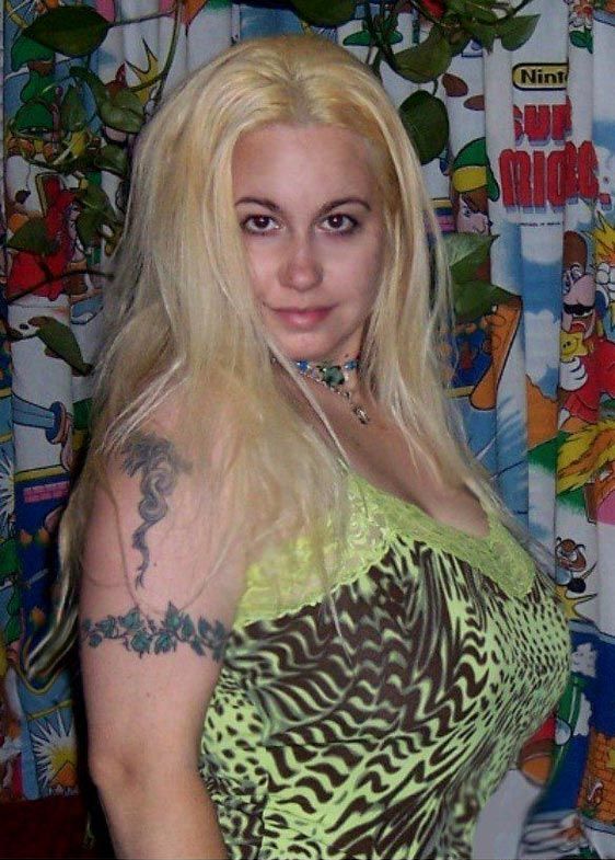 Кира Эйн Варзеджи, Kira Ayn Varszegi, девушка рисует картины грудью, девушка рисует картины грудью 4 размера