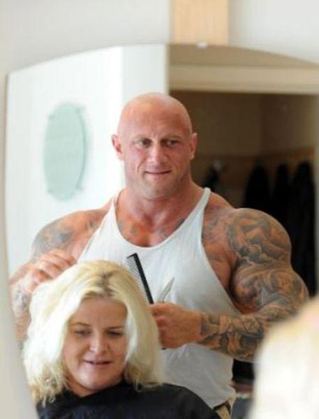 накаченный парикмахер, Саймон Акройд, Simon Ackroyd, самый накаченный парикмахер, парикмахер мечтает быть мистером вселенная