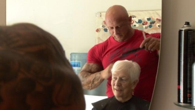 накаченный парикмахер, Саймон Акройд, Simon Ackroyd, самый накаченный парикмахер, парикмахер мечтает быть мистером вселенная