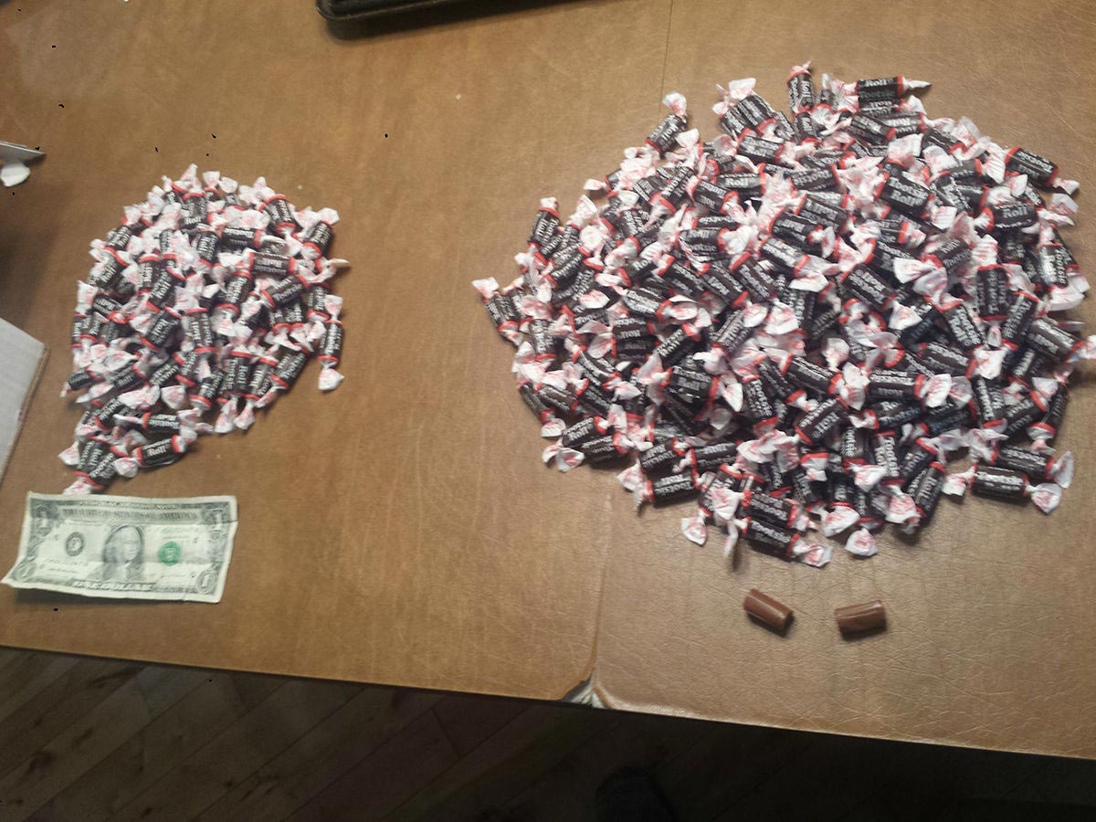 доллары в конфетах, вместо ирисок доллары, доллары в обертках от конфет