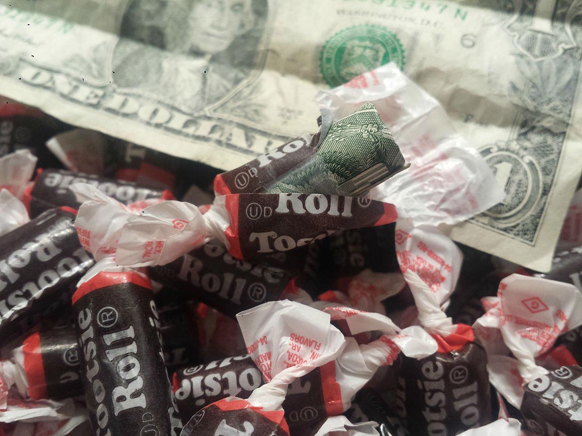 доллары в конфетах, вместо ирисок доллары, доллары в обертках от конфет