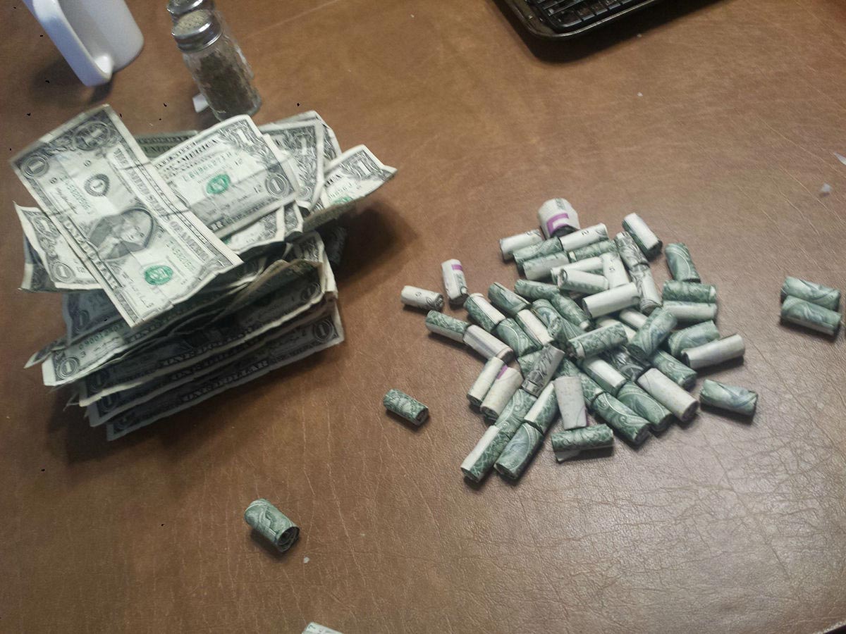 доллары в конфетах, вместо ирисок доллары, доллары в обертках от конфет