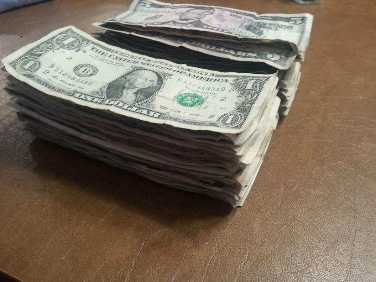 доллары в конфетах, вместо ирисок доллары, доллары в обертках от конфет