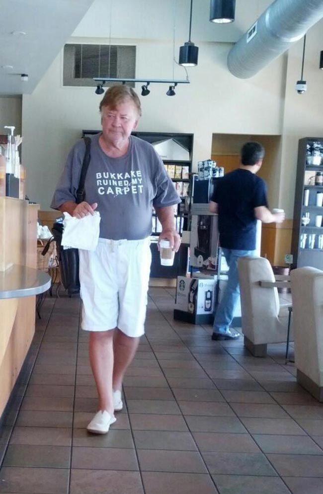 30 старичков с пошлыми и непристойными надписями на футболках старички с пошлыми надписями на футболках, неприятойные надписи на футболках, пошлые надписи на футболках, неприличные надписи на одежде