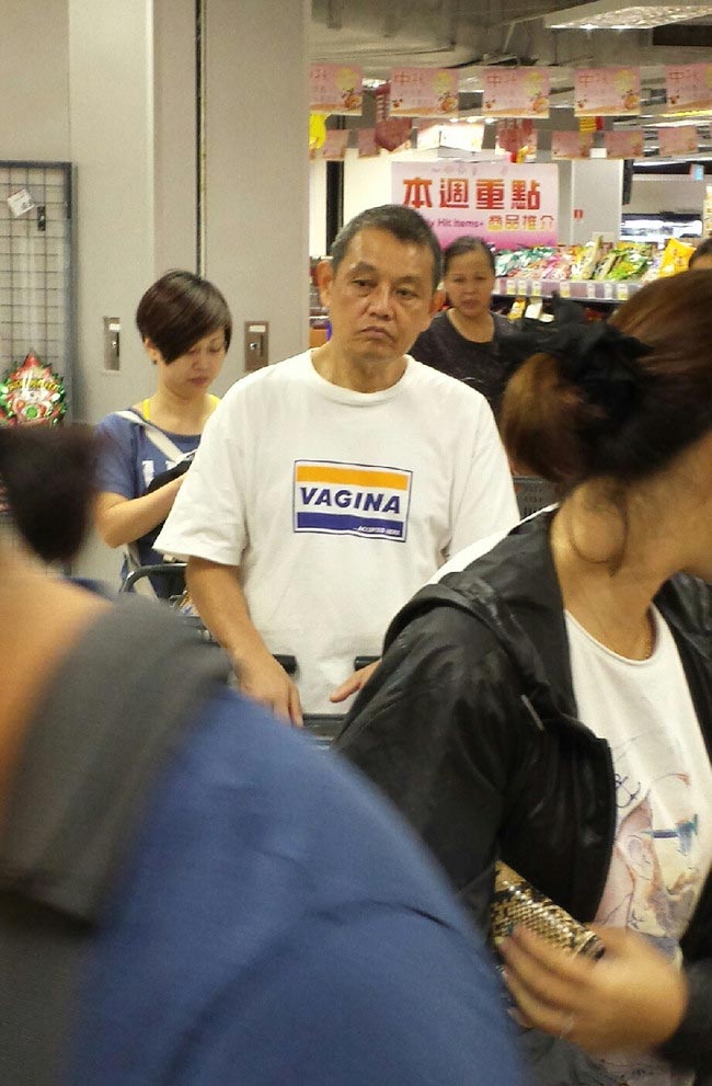 30 старичков с пошлыми и непристойными надписями на футболках старички с пошлыми надписями на футболках, неприятойные надписи на футболках, пошлые надписи на футболках, неприличные надписи на одежде