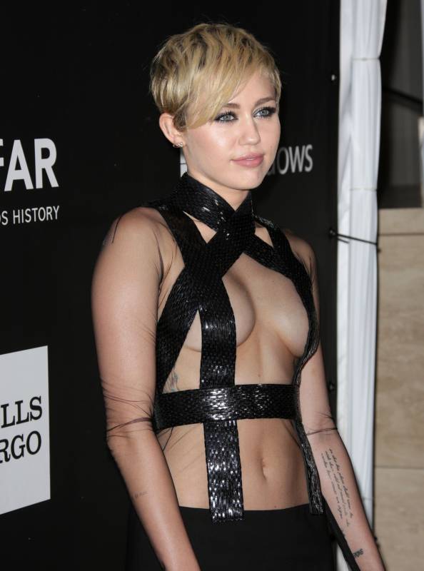 amFar майли сайрус рианна, сверхоткровенные наряды звёзд