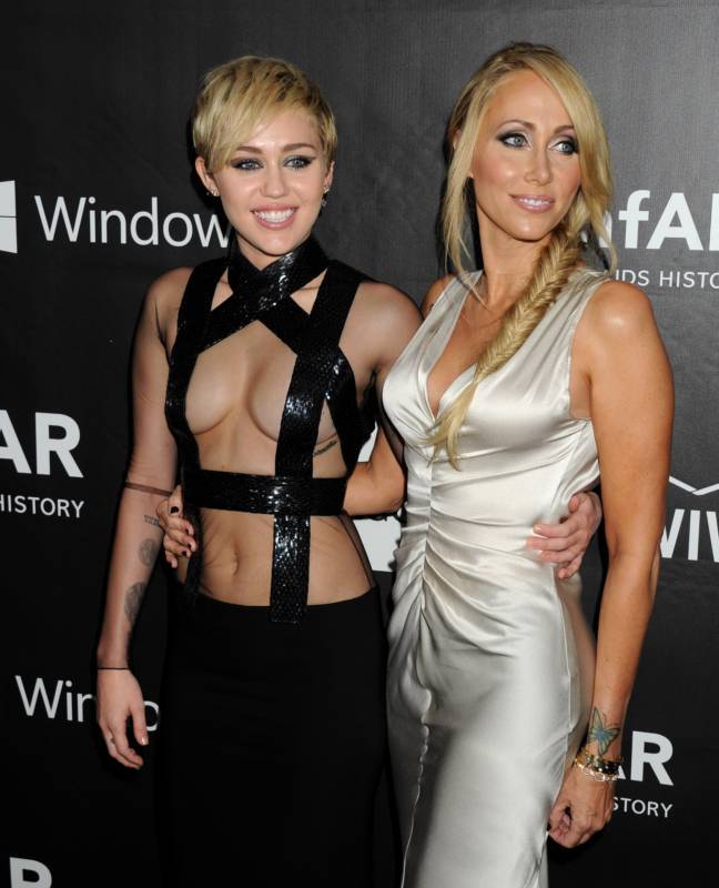 amFar майли сайрус рианна, сверхоткровенные наряды звёзд