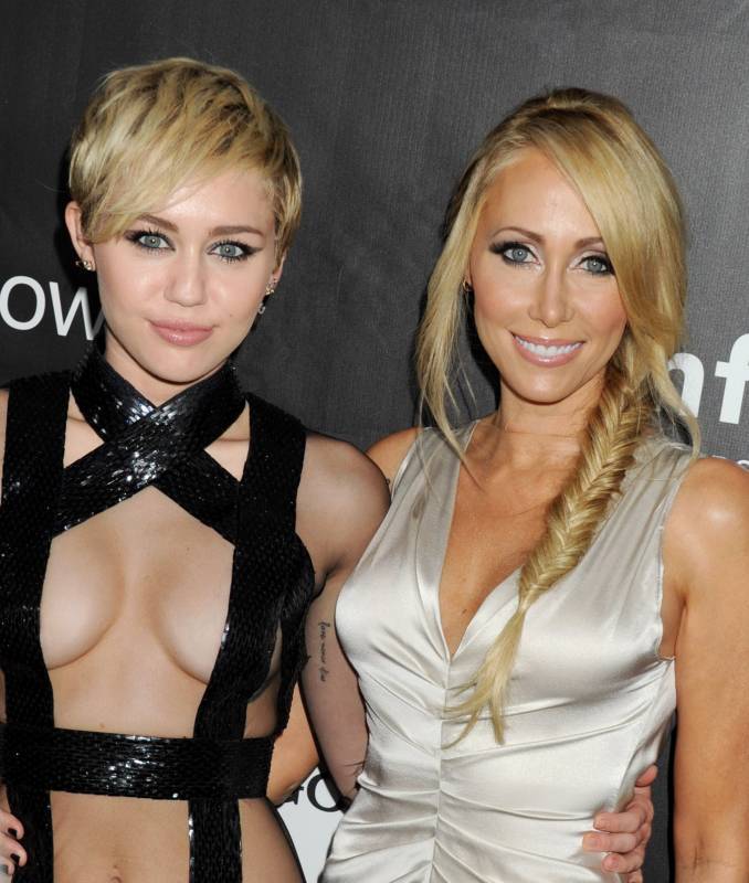 amFar майли сайрус рианна, сверхоткровенные наряды звёзд